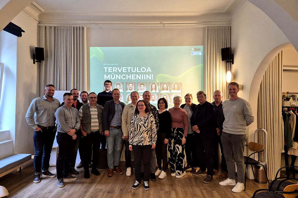 Suomalainen delegaatio tapaamisessa saksalaisen isäntäorganisaation tiloissa.